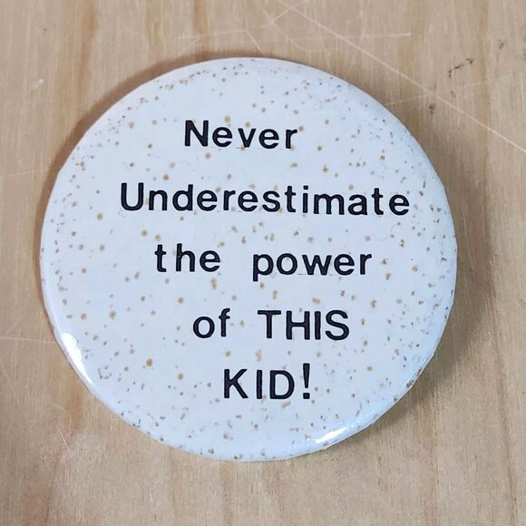 Never Underestimate The Power of This Kid Vintage Retro 1980s Pinback Button Pin - Picture 1 of 2